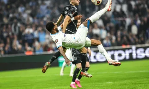 Bắt chước Garnacho lập siêu phẩm móc bóng, cựu sao Arsenal làm chao đảo MXH