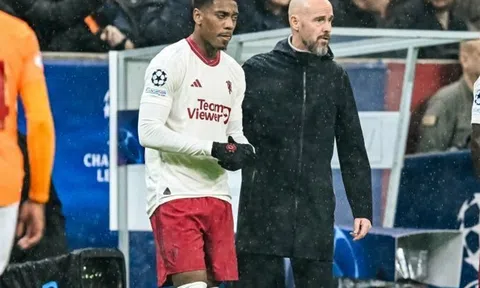HLV Ten Hag thanh minh vụ nổi cáu và bị Martial 'bật' ngay trên sân