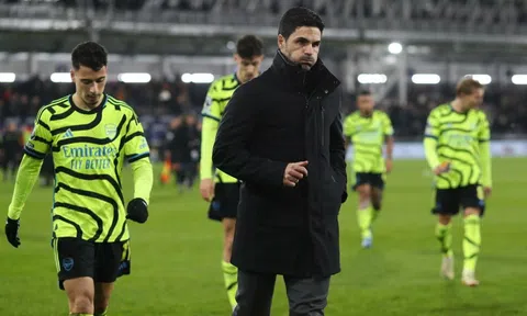 Tương tự Ten Hag, Mikel Arteta phản ứng kỳ lạ về sai lầm của thủ môn