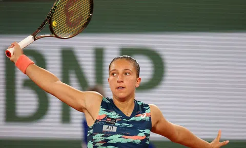 Kết quả tennis 8/12: Nữ thần trái một tay thắng dễ, cựu thần đồng nước Anh băng băng về đích