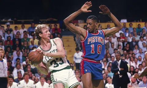 Đội bóng cũ của Dennis Rodman, Allen Iverson, Derrick Rose chuẩn bị xô đổ cột mốc khó đỡ