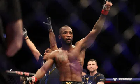 Leon Edwards ném chai nước về phía Colby Covington trong buổi họp báo trước UFC 296