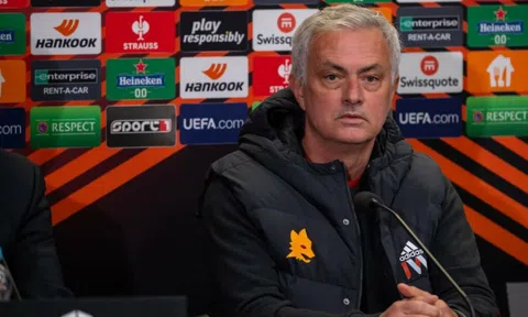 Mourinho khẳng định sự khác biệt lớn về cách 'đi chợ' so với Pep Guardiola