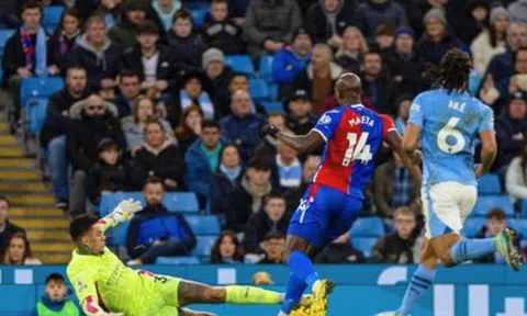 Ederson thoát thẻ đỏ đầy tranh cãi, may mắn cho Man City