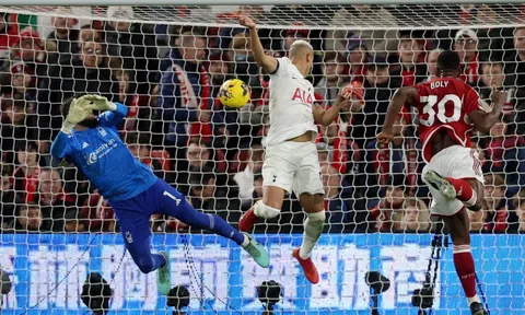 Tottenham thắng nhẹ nhàng trước Nottingham, phả hơi nóng vào cuộc đua vô địch
