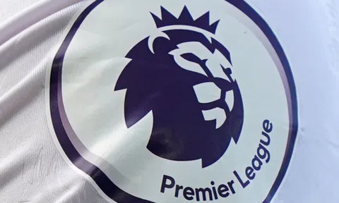 Các thành viên CLB Premier League cầu xin chủ tịch giữ chân HLV