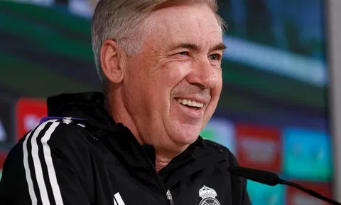 'Bố già' Ancelotti cũng phải tấu hài với khoảnh khắc vô cùng khó đỡ