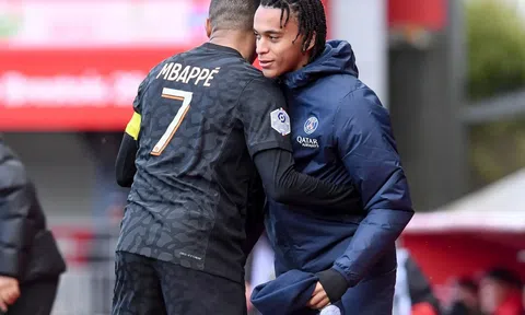 Tiếp bước anh trai, Ethan Mbappe chào sân đáng nhớ tuổi 16 trong màu áo PSG