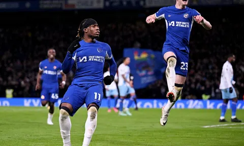 Hàng công lên tiếng, Chelsea tặng quà người hâm mộ trên sân nhà