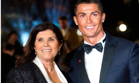 Ronaldo khiến mẹ rơi nước mắt vì hành động tuyệt vời