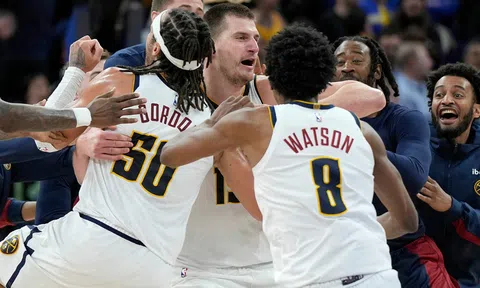 Nikola Jokic lập siêu phẩm không tưởng, Denver Nuggets ngược dòng ngoạn mục trước Golden State Warriors.