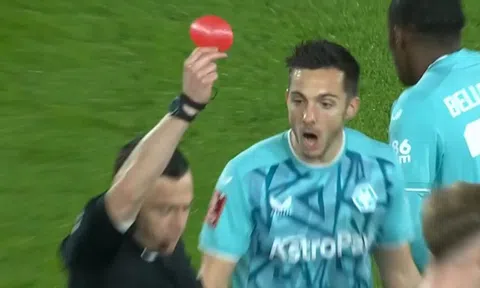 Thẻ đỏ hình tròn được dùng trong trận đấu tại FA Cup
