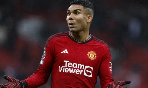 Casemiro có động thái bảo vệ đồng đội ngay trong ngày trở lại MU