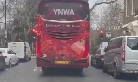Xe bus Liverpool bị 'bắt quả tang' vượt đèn đỏ, đi đá bóng muộn giờ