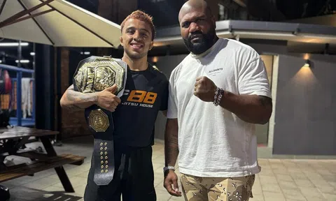 Nhà vô địch LION Championship chụp ảnh cùng nhà vô địch UFC