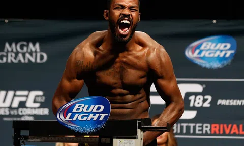 Jon Jones phẫu thuật khuỷu tay, dự kiến trở lại vào giữa năm