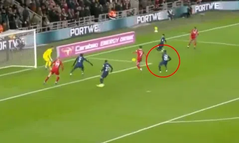 Fan Chelsea khó hiểu với hành động của Caicedo