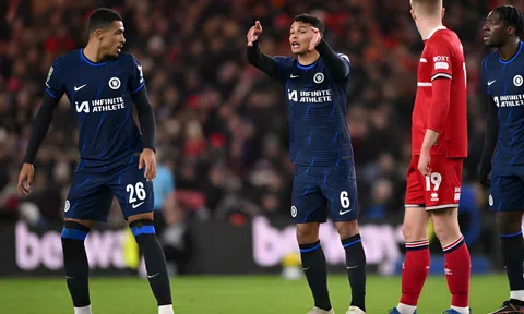 Chelsea thua tức tưởi, cầu thủ phải chạy đến xin lỗi khán giả gấp