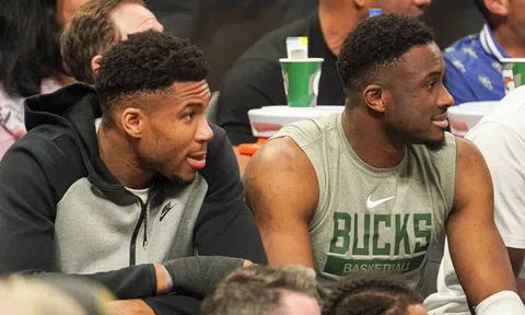 Milwaukee Bucks "thổi bay" Boston Celtics, Thanasis Antetokounmpo vượt mặt người em siêu sao ở một điều