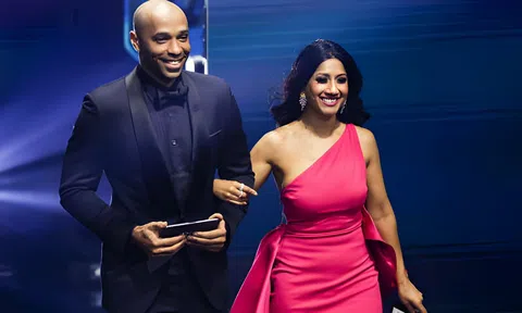 Trao giải cho Messi, Thierry Henry tiện 'troll' bạn dẫn xinh đẹp