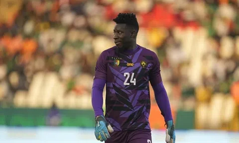 Onana gượng gạo khi cùng đội tuyển Cameroon ăn mừng