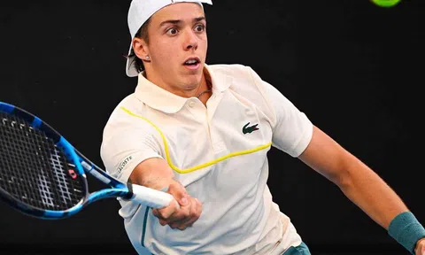 Kết quả tennis 31/1: Sao trẻ quần vợt Pháp tỏa sáng trên sân nhà