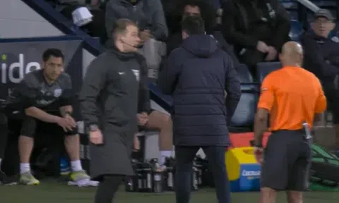 HLV West Brom nhận thẻ đỏ 'kỳ lạ bậc nhất' sau 5 phút