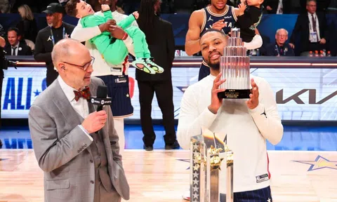 Nhận danh hiệu MVP All-Star 2024, siêu sao Damian Lillard đi vào lịch sử NBA