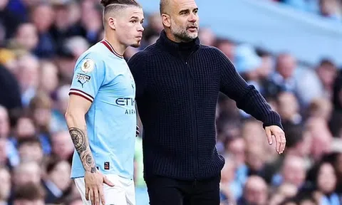 Pep Guardiola liên tục nói xin lỗi Kalvin Phillips
