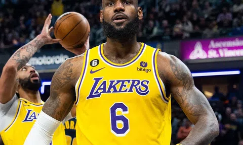 Lebron James bỏ lỡ cơ hội đối đầu với Stephen Curry và Golden State Warriors