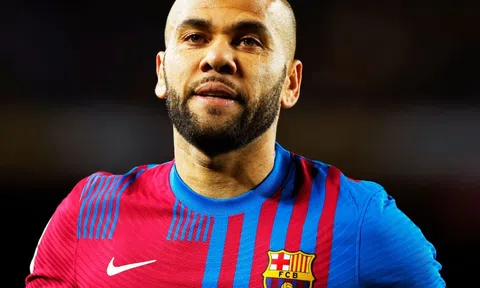 Dani Alves chính thức bị tước bỏ tư cách huyền thoại Barcelona