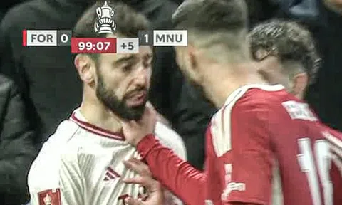 Cầu thủ bóp cổ Bruno Fernandes thoát thẻ đỏ gây tranh cãi
