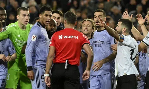Tình huống gây tranh cãi của trọng tài trong trận Valencia - Real Madrid