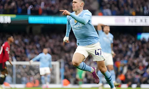 Phil Foden ghi siêu phẩm từ tình huống gây tranh cãi