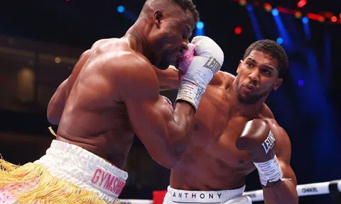 Anthony Joshua hạ đo ván Francis Ngannou chỉ trong 'một nốt nhạc'