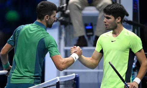 Carlos Alcaraz bóng gió dằn mặt Novak Djokovic