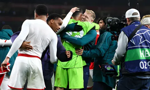 Khoảnh khắc C1: Ramsdale ôm trầm lấy Raya trong ngày vui của Arsenal
