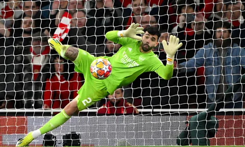 Cứu thua 2 lần, Raya vẫn chưa hài lòng với màn bắt penalty trước Porto