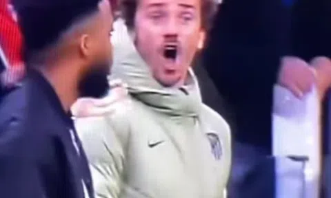 Griezmann có cử chỉ không đẹp Sanchez sút hỏng penalty