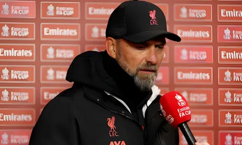 Jurgen Klopp: 'Lần đầu tiên tôi phải bảo một cầu thủ ngừng phòng thủ lại'