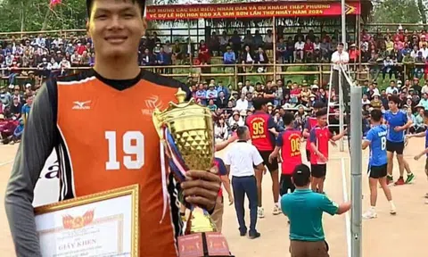 Khổng lồ bóng chuyền Việt Nam 'thi triển võ thuật' với bậc đàn anh