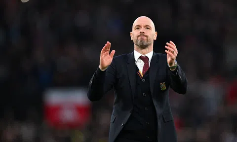 Erik Ten Hag tận hưởng bữa tối mang hương vị của chiến thắng sau khi vượt qua Liverpool