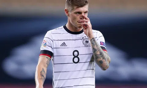 Toni Kroos bị cầu thủ kém 13 tuổi xoay như 'chong chóng'