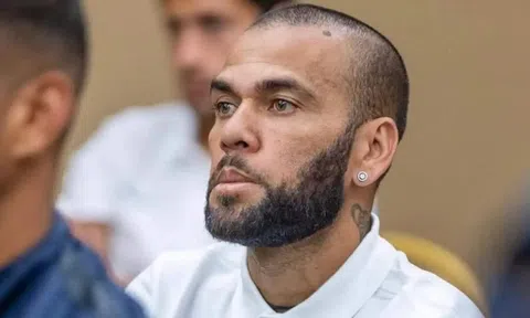 Cha của Neymar bác bỏ việc đóng tiền bảo lãnh cho Dani Alves