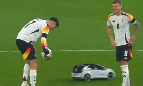ĐỘC LẠ: Toni Kroos cười khoái chí khi Kai Havertz bị ô tô mini "cán"