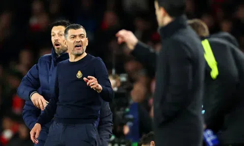 HLV Champions League bị cáo buộc đánh trọng tài và cảnh sát