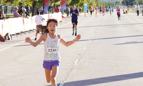 Chạy 42km dưới 3 giờ đồng hồ, thần đồng điền kinh gốc Á gây chấn động