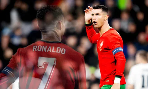 Cristiano Ronaldo bị đồng đội phớt lờ ở trận thua Slovenia?