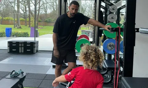 Con trai Rio Ferdinand đòi làm fan đội khác sau trận thua của MU
