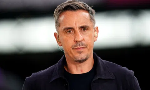 Gary Neville chê hàng tiền vệ MU không làm được những điều cơ bản trước Liverpool